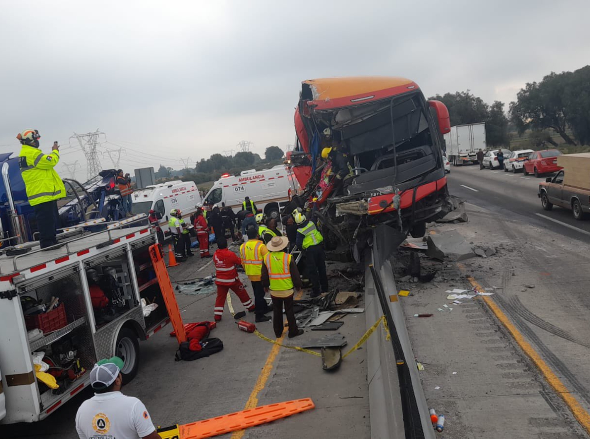 Choque en la autopista Puebla-Orizaba deja dos muertos y al menos 20 de lesionados