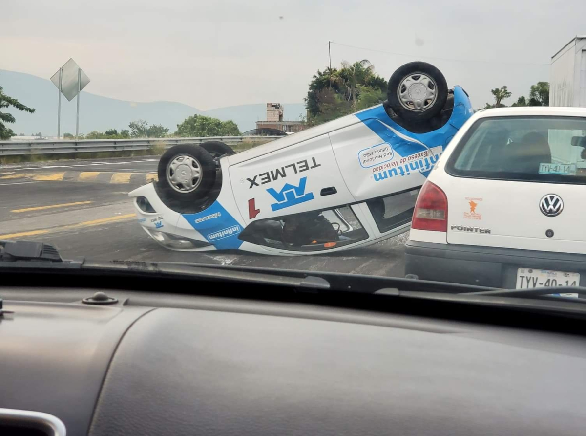 Por exceso de velocidad termina volcado trabajador de Telmex 