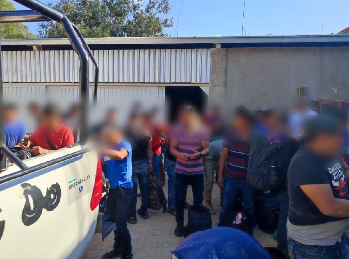 Abandonan a migrantes en Coxcatlán luego de chocar la camioneta en que los trasladaban