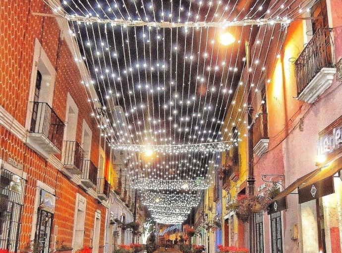 En villa iluminada se pondrán algunos adornos hechos con apoyo del equipo de imagen urbana