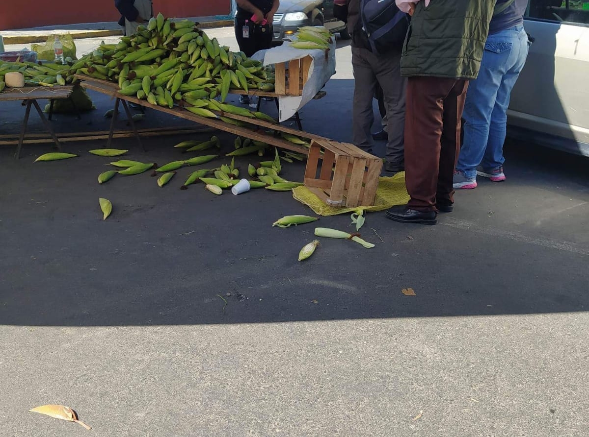 Ebrio se impacta contra puesto de elotes en Atlixco 