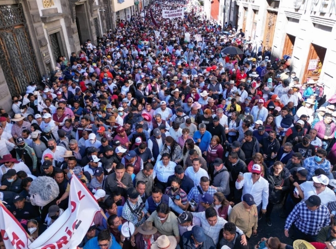 Barbosa encabeza marcha en Puebla a favor de AMLO 