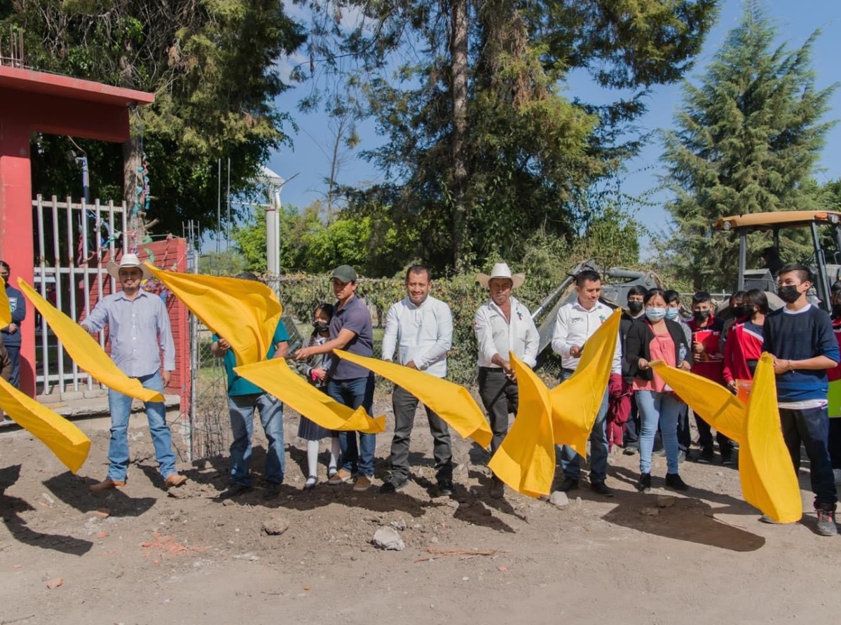 Reyes Domínguez inicia obra de barda perimetral en secundaria de San Juan Amecac 
