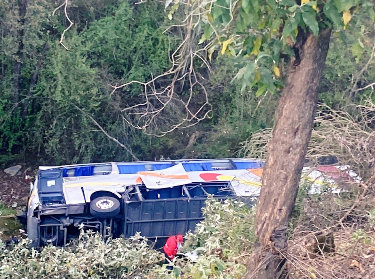 Un autobús de la línea AU se sale de la autopista México-Puebla y cae a un barranco