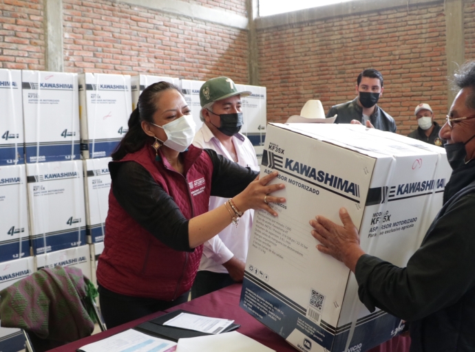 Ariadna Ayala entrega aspersoras de fertilizante para apoyar a productores y fortalecer la actividad agrícola en Atlixco