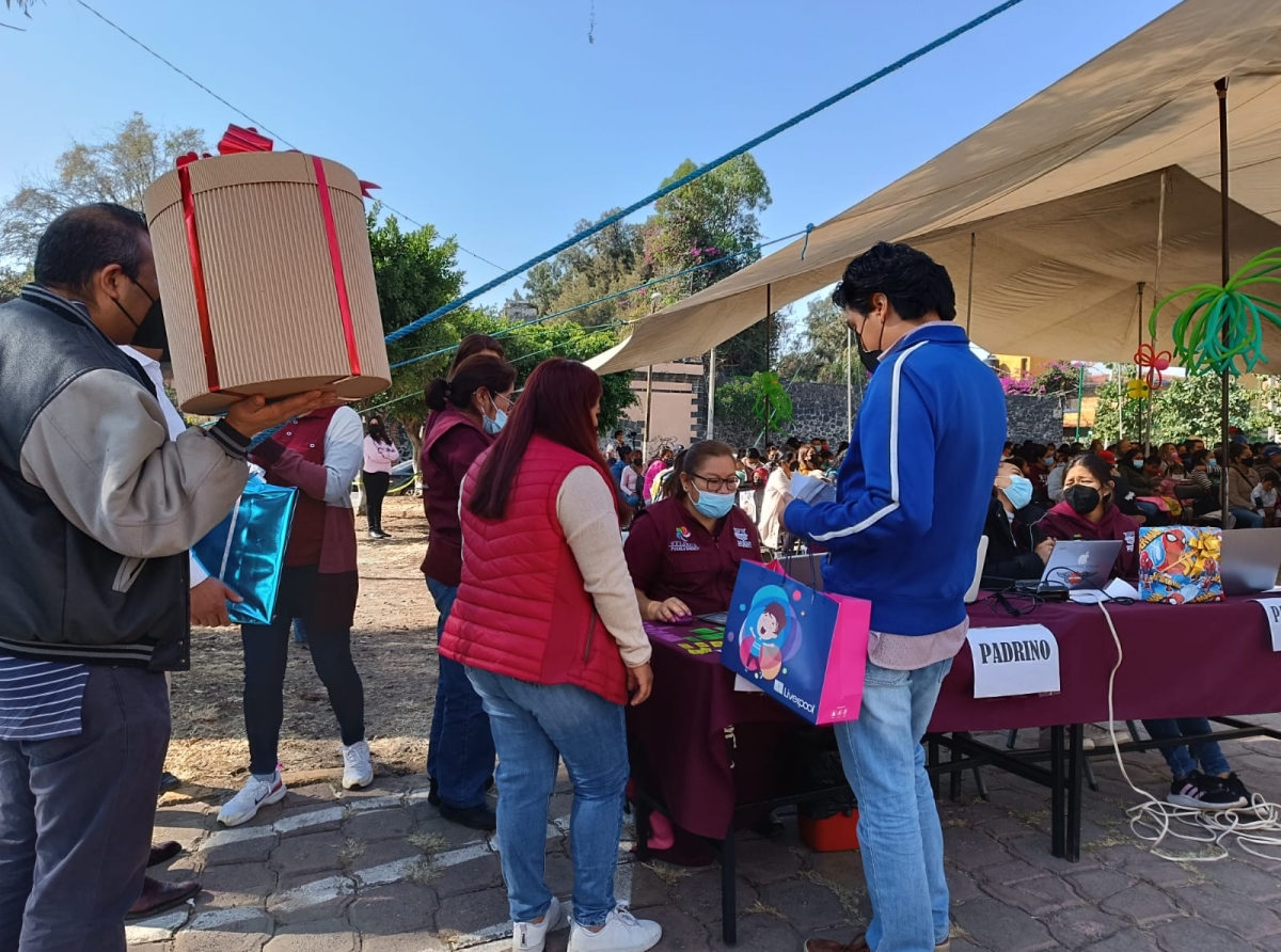 Entregan reyes magos regalos a niños del CRI Atlixco 