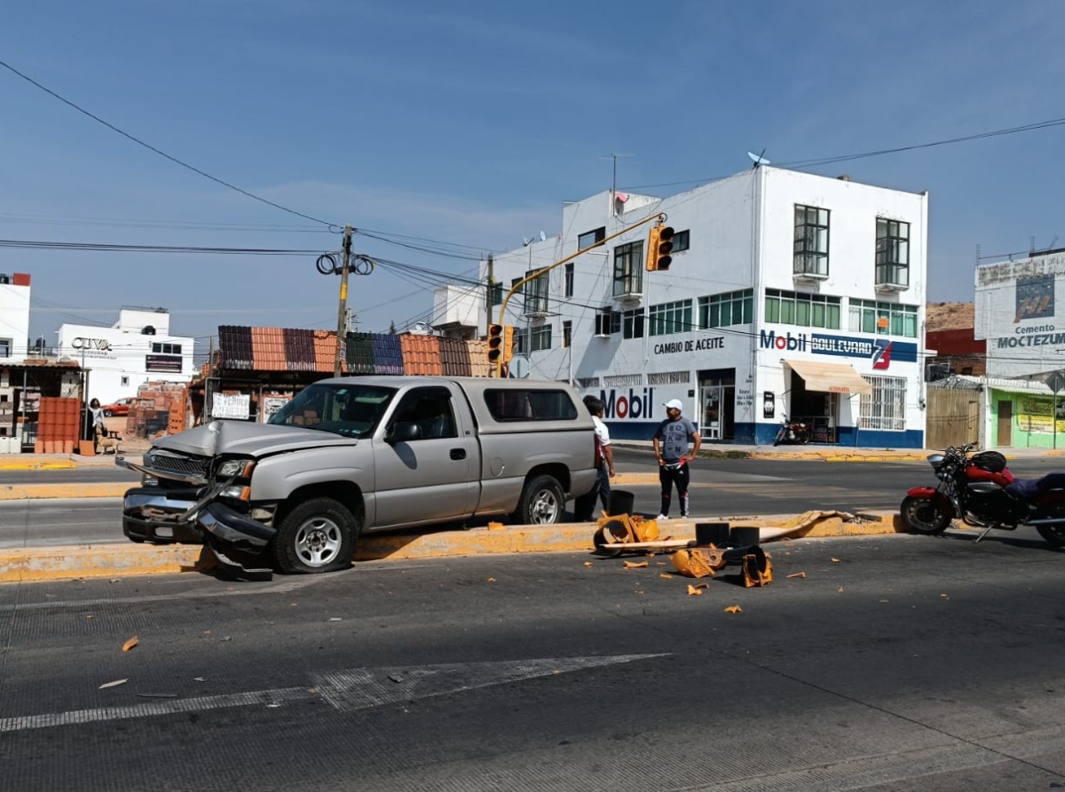Camioneta choca contra semáforo en bulevar Rafael Moreno Valle