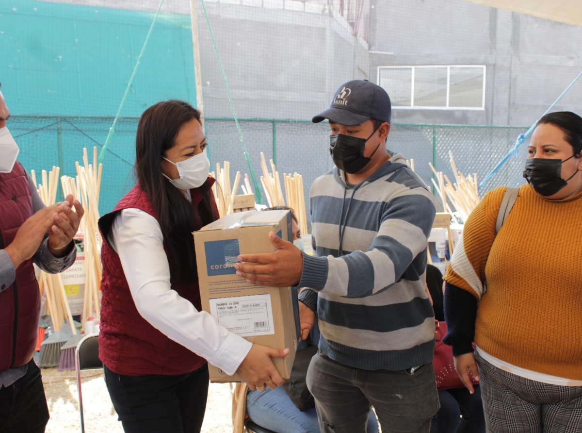 Ariadna Ayala inicia techado y rehabilitación de cancha en primaria lázaro cárdenas y entrega material a escuelas de Atlixco