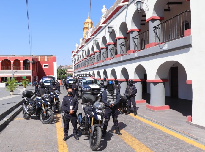 Irene Olea entrega tres patrullas a Seguridad Pública 