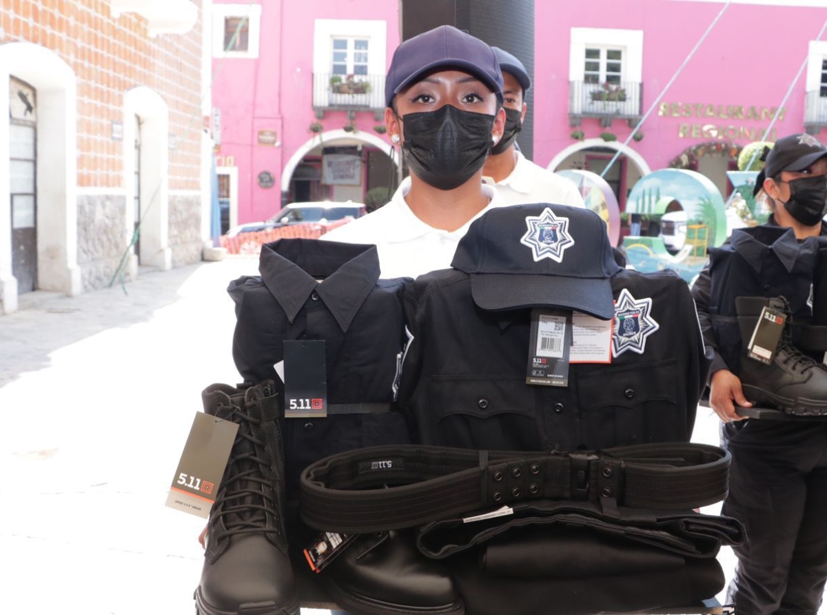 Para fortalecer área de seguridad, se entregan uniformes a policías 