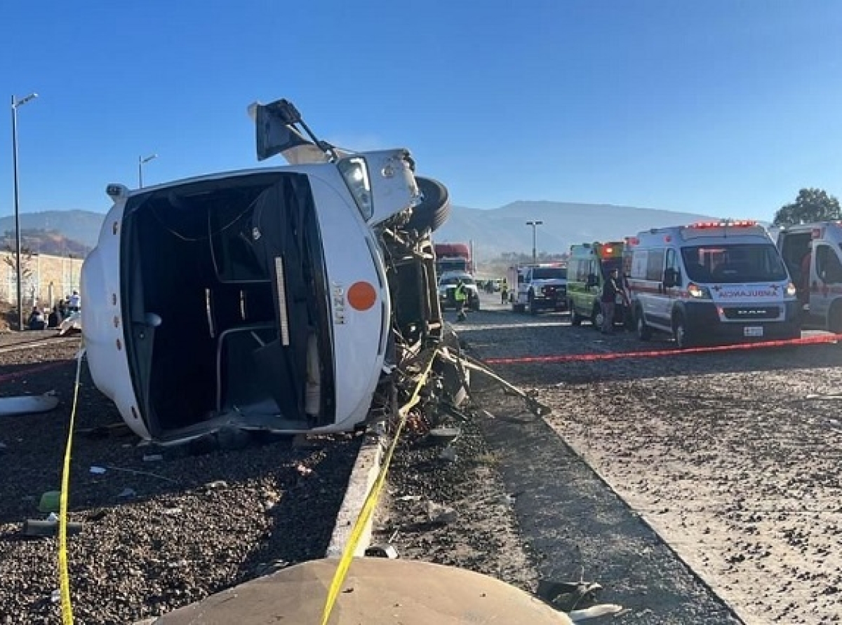 En volcadura mueren tres peregrinos de Ajalpan y más de 50 resultan heridos