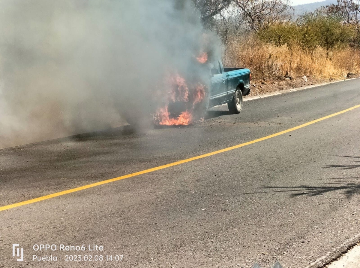 En Huaquechula, camioneta se incendia por falla mecánica sobre la carretera