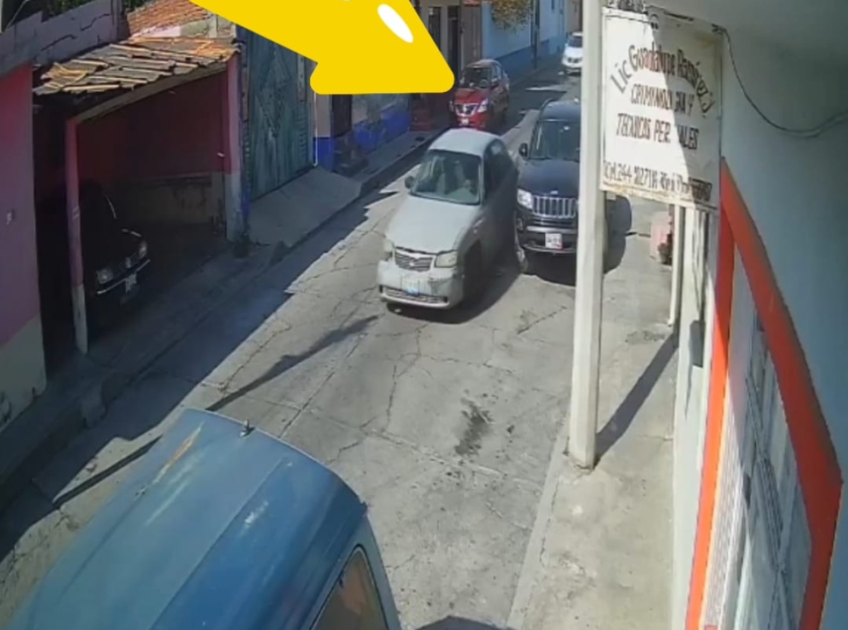 Captan momento en el que vehículo choca contra uno estacionado y se fuga