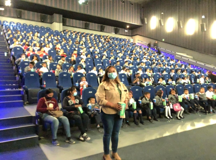 Niñas y niños de la Soledad Morelos celebran el 14 de febrero con Fundación Cinépolis 