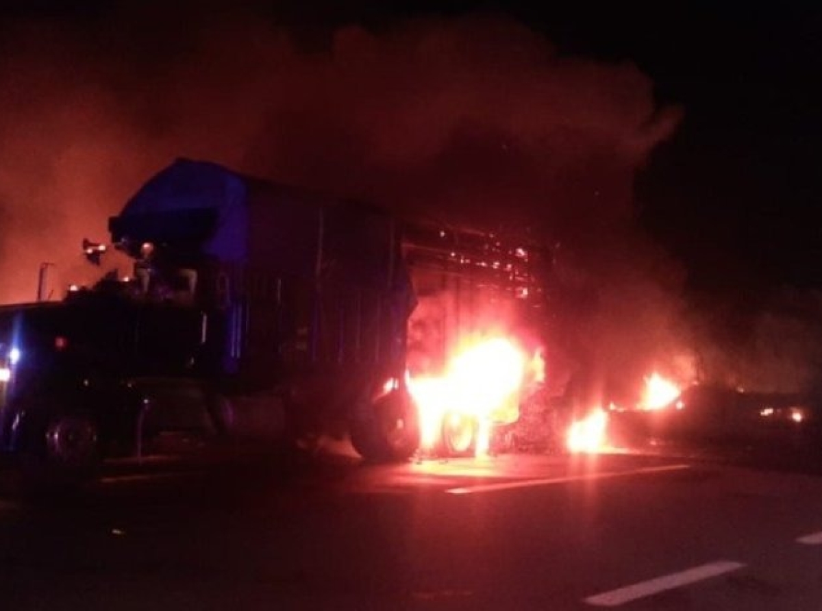 Mueren calcinadas 3 personas tras accidente en la Cuacnopalan-Oaxaca