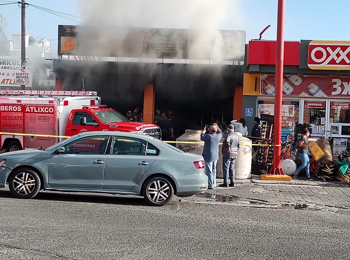 Llamas consumen ferreteria en Atlixco 