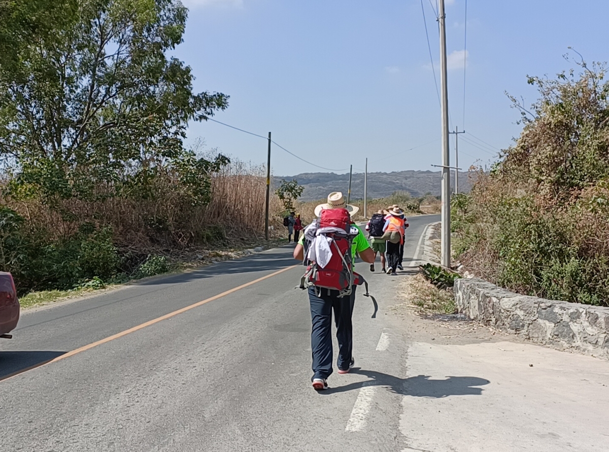 Apoyos y albergues instalan en Tochimilco para peregrinos 