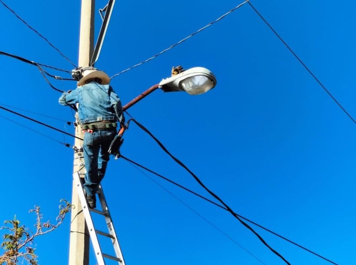 En Atlixco, se cambia luminaria tradicional por lámparas led para un mejor mantenimiento 