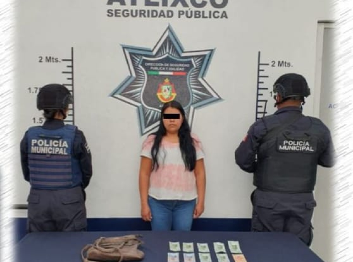 Detienen a mujer que robó a transeúnte en Atlixco 