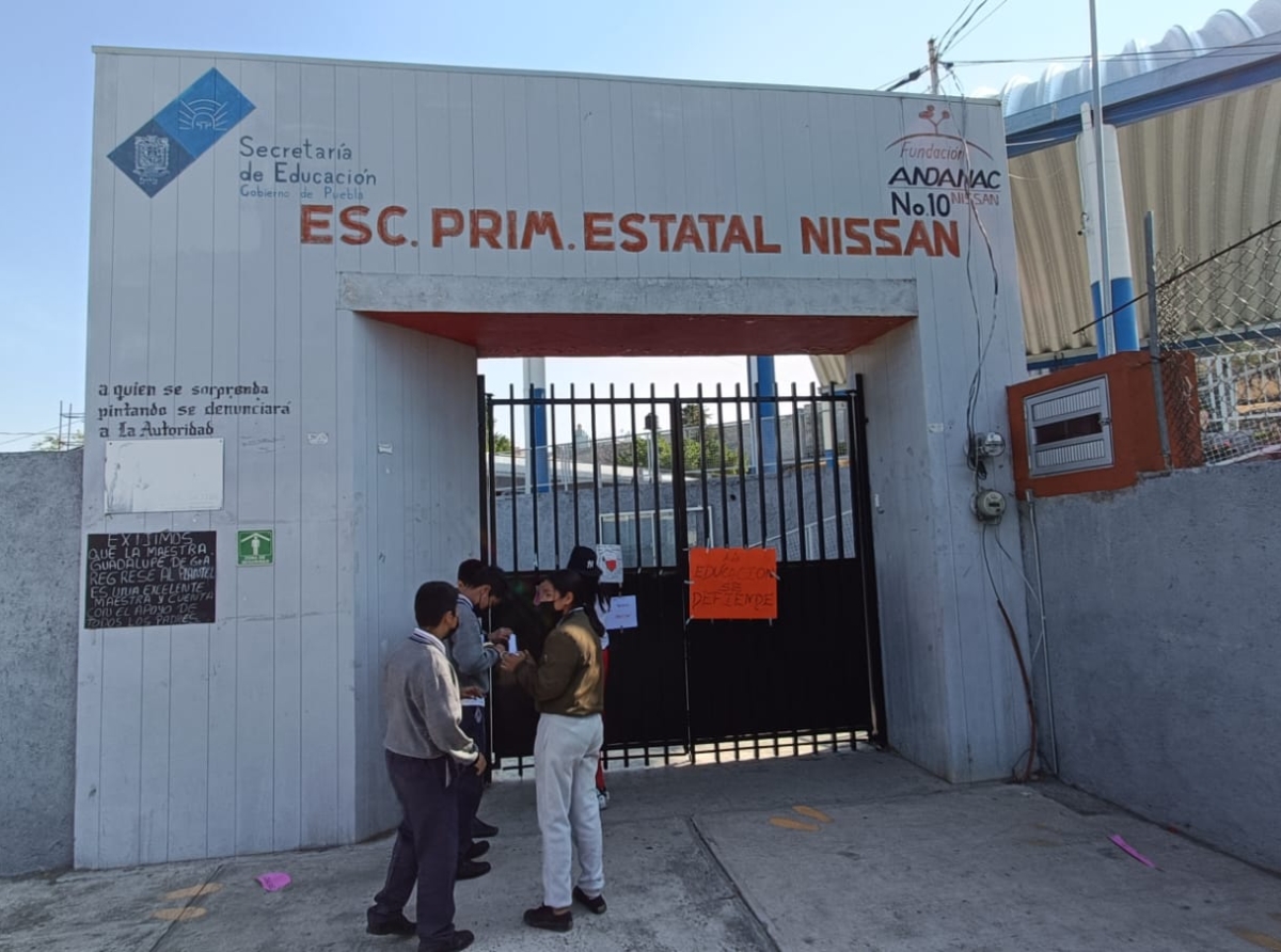 Niños y padres de familia se manifiestan afuera de la escuela primaria Nissan en Atlixco 