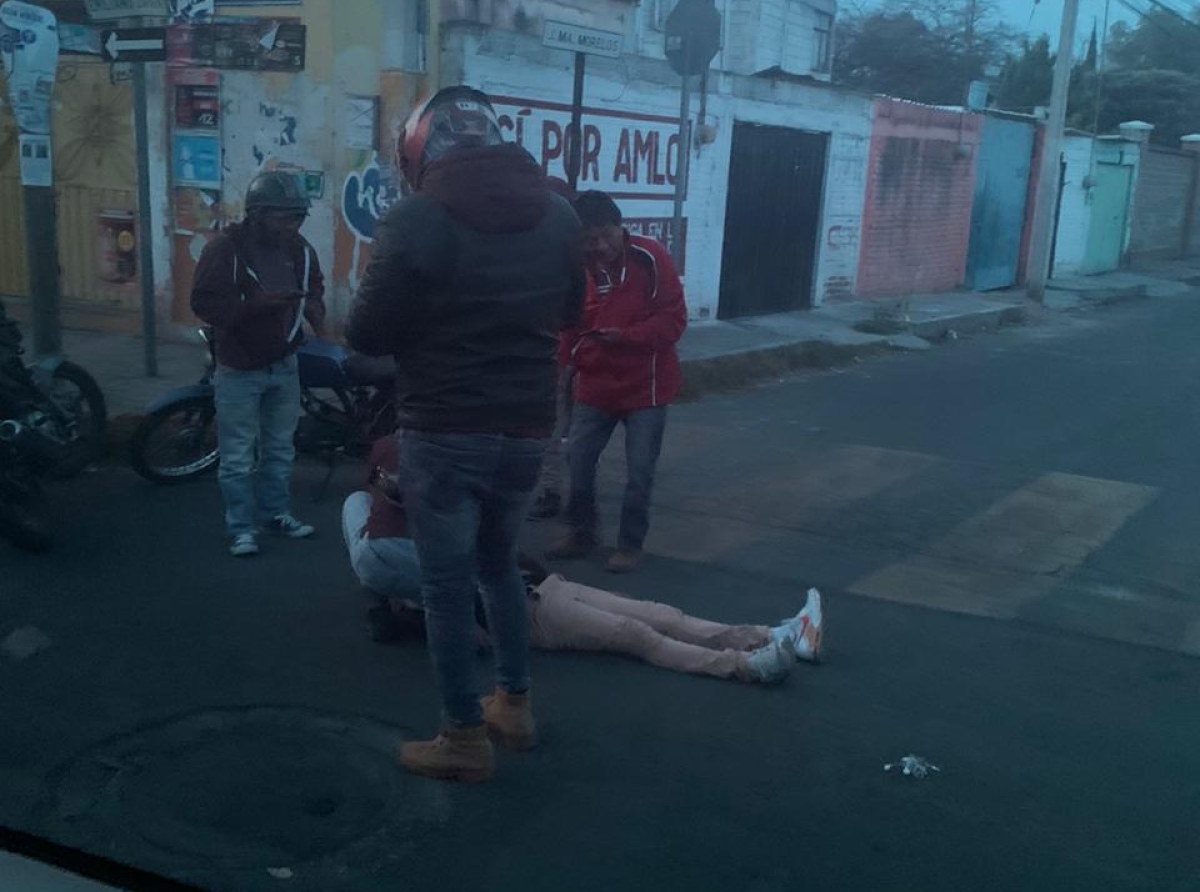 Aparatoso accidente sufre masculino al derrapar en su motocicleta 