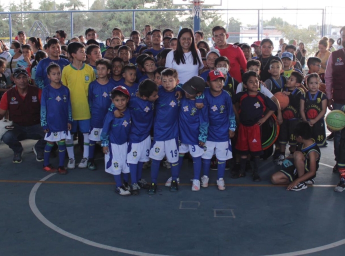 Entregan equipo deportivo para Centros de Iniciación en Atlixco  