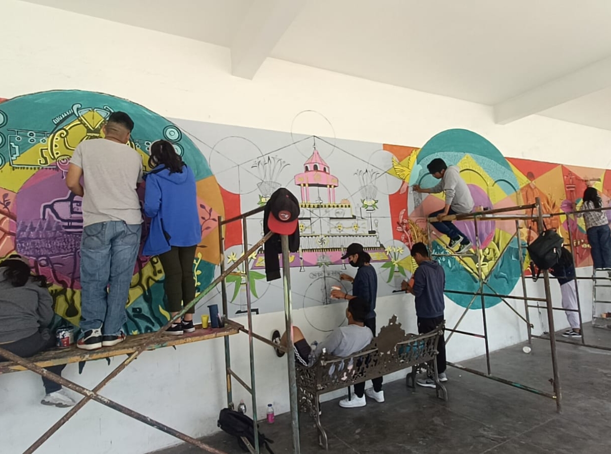 Jóvenes crean mural en honor a Tochimilco mediante “Inefable”