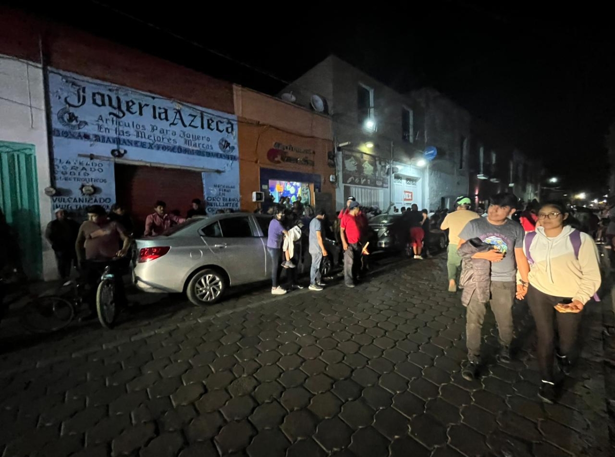 Sujeto avienta su vehículo contra procesión del silencio, está detenido