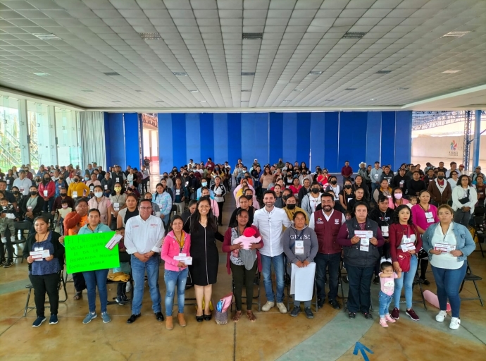 Entregan apoyos económicos para escuelas del Valle de Atlixco 