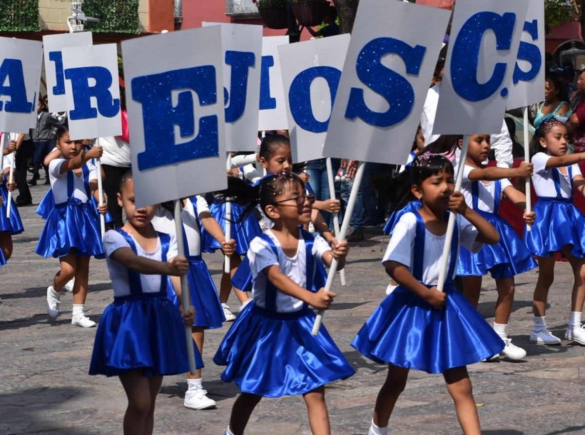 Se lleva a cabo el desfile del 4 de mayo en Atlixco 