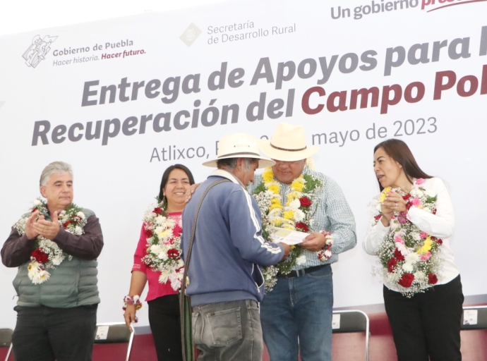 En Atlixco, gobierno estatal entrega programas para el campo