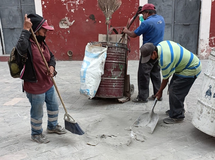 Trabajadores de limpia piden a la sociedad les permitan limpiar la ceniza