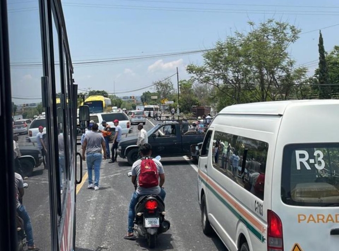 Cierran carreteras por cateos de la FGE en Izúcar de Matamoros 