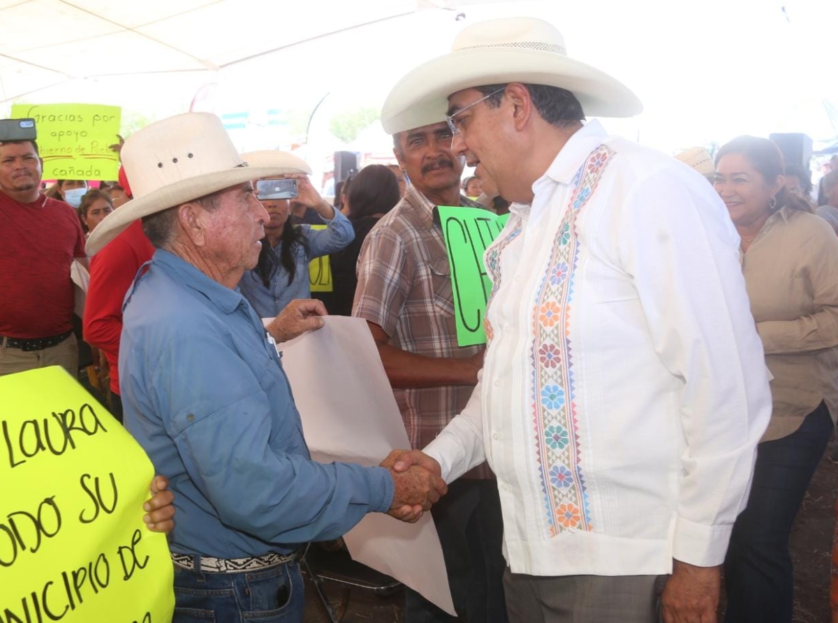 El gobernador otorgó 57.36 toneladas de sorgo a 720 productores en la Mixteca Poblana 