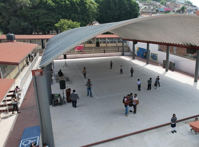 Presidenta Ariadna Ayala entrega rehabilitación de plaza cívica en primaria Felipe Carrillo Puerto