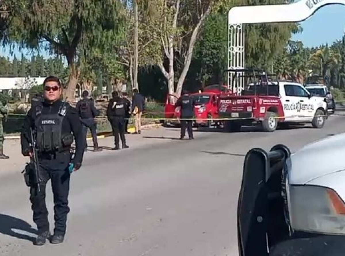 En Tochtepec, hallan a presunto policía muerto y a dos heridos