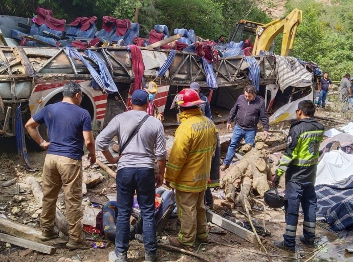 Fatal accidente en Oaxaca, autobús termina volcado dejando 27 muertos entre ellos un niño