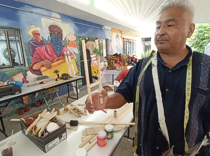 Aprenden a elaborar juguetes tradicionales en Huaquechula