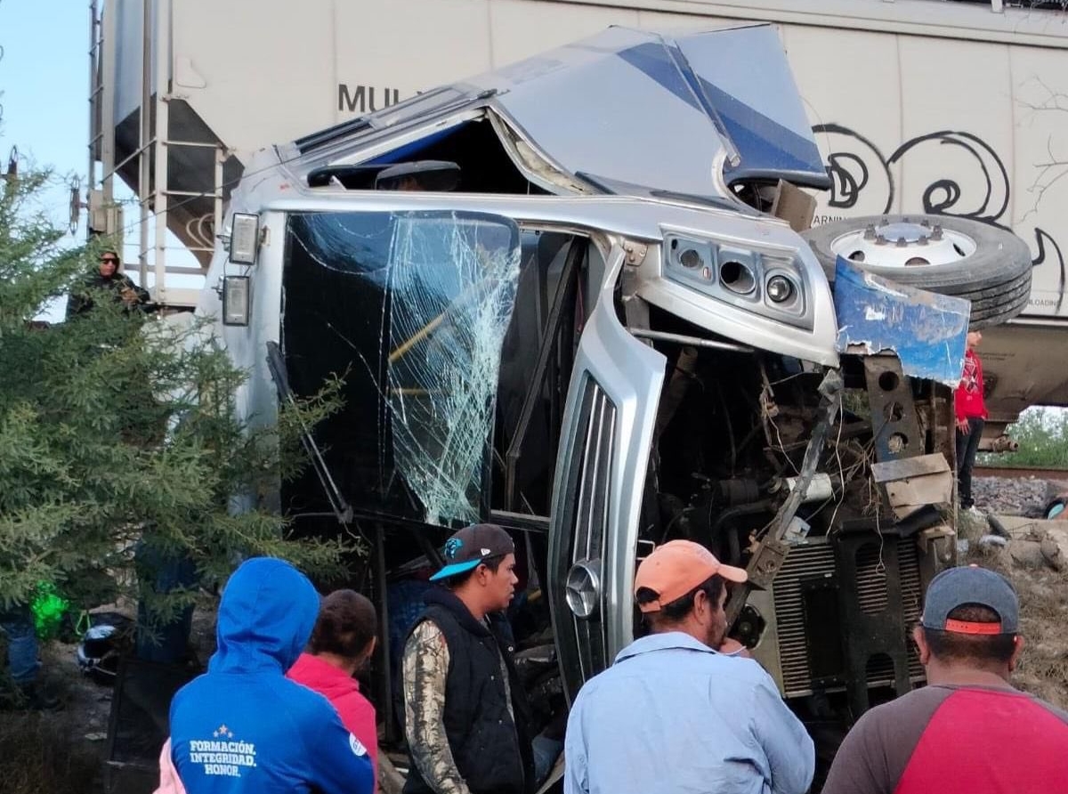 En Querétaro, tren arrolla a autobús con pasajeros dejando seis muertos