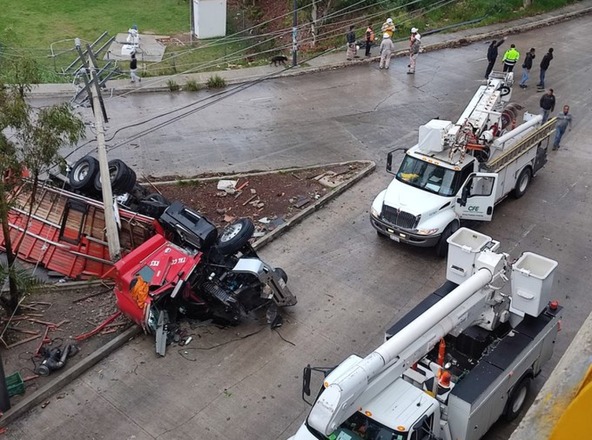 Tráiler termina volcado en Periférico Ecológico, se registran dos personas lesionadas