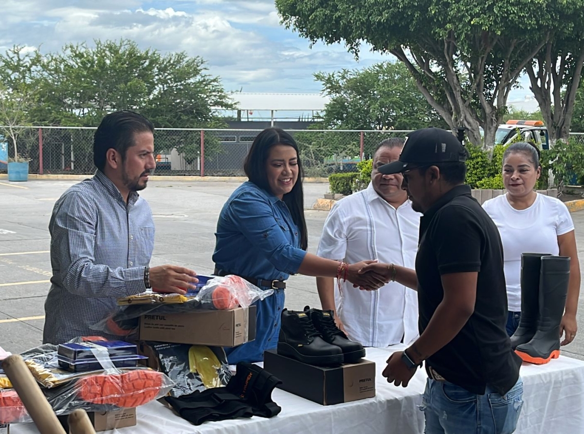 Para dignificar el trabajo, Irene Olea realiza entrega de kits de trabajo en el mercado Revolución