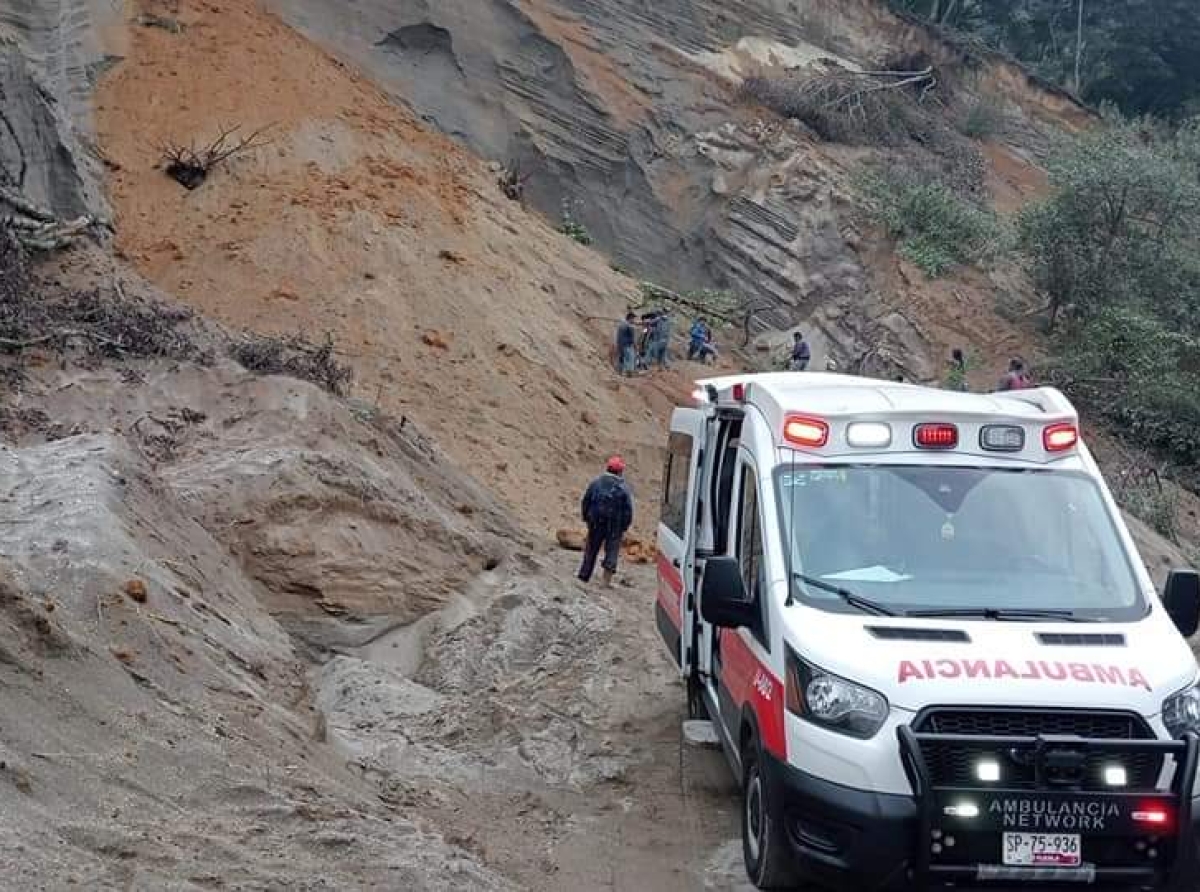 Alud de arena sepulta a tres hombres en Tlatlauquitepec; uno es encontrado sin vida