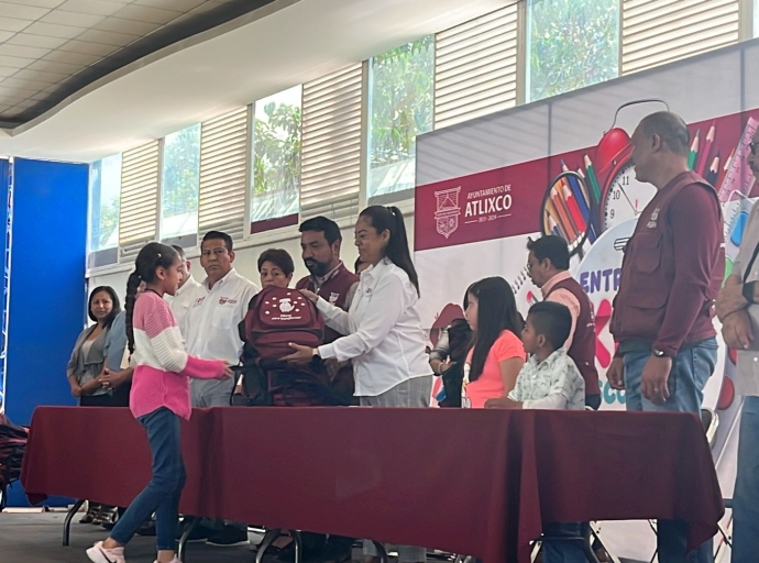 Apoyando la economía familiar, ayuntamiento de Atlixco realiza entrega de kits escolares