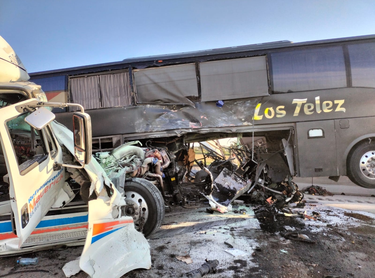 Tráiler impacta autobús del grupo Los Telez; dos personas murieron 