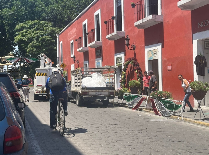 Trabajador de alumbrado de Atlixco cae cuando ponía adornos del mes patrio 