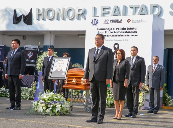 Sergio Salomón encabeza la ceremonia para el policía Juan Pablo Ramos abatido en Xoxtla