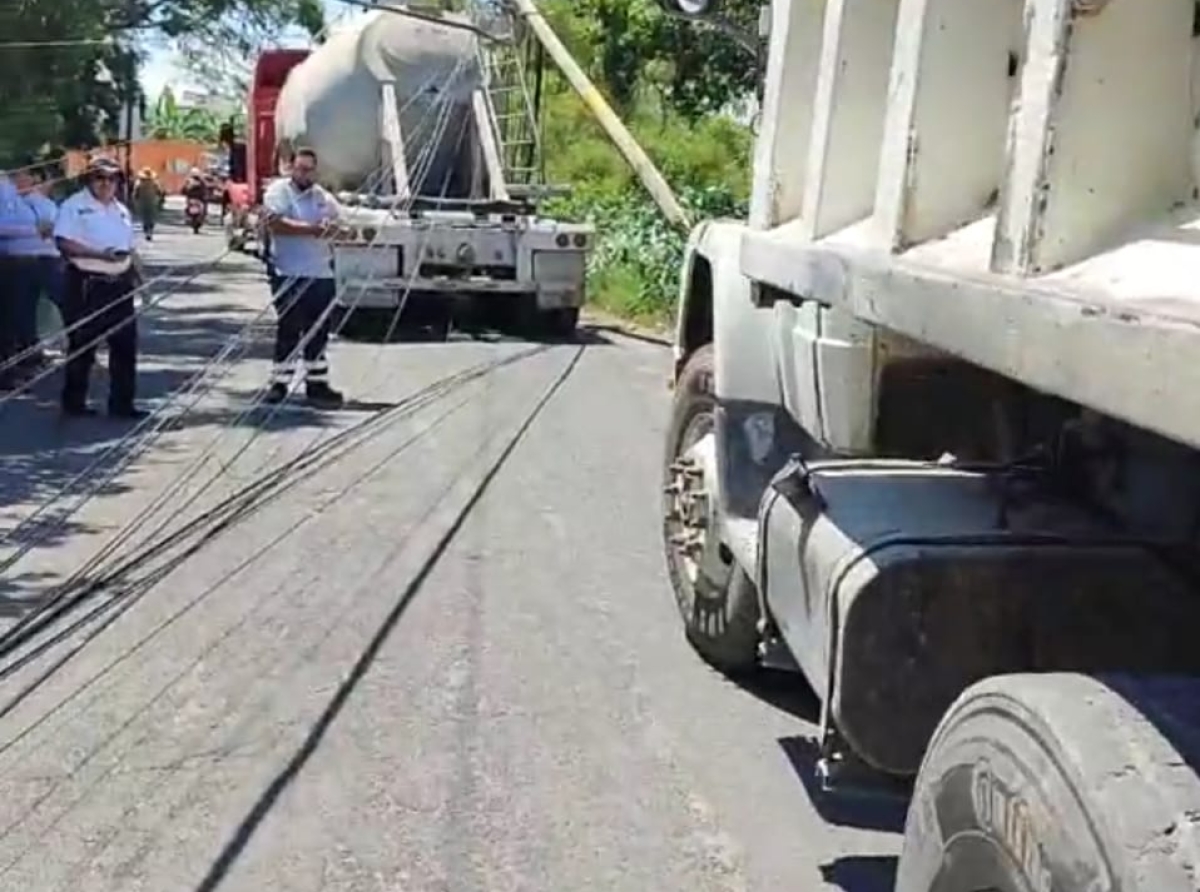 Ocho postes tirados y dos mujeres lesionadas fue el saldo que dejó una pipa en Atlixco 