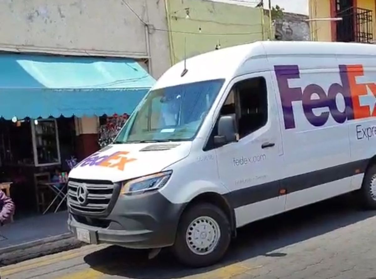 Conductor de FedEx viola señalética escolar poniendo en riesgo a padres y alumnos en Atlixco