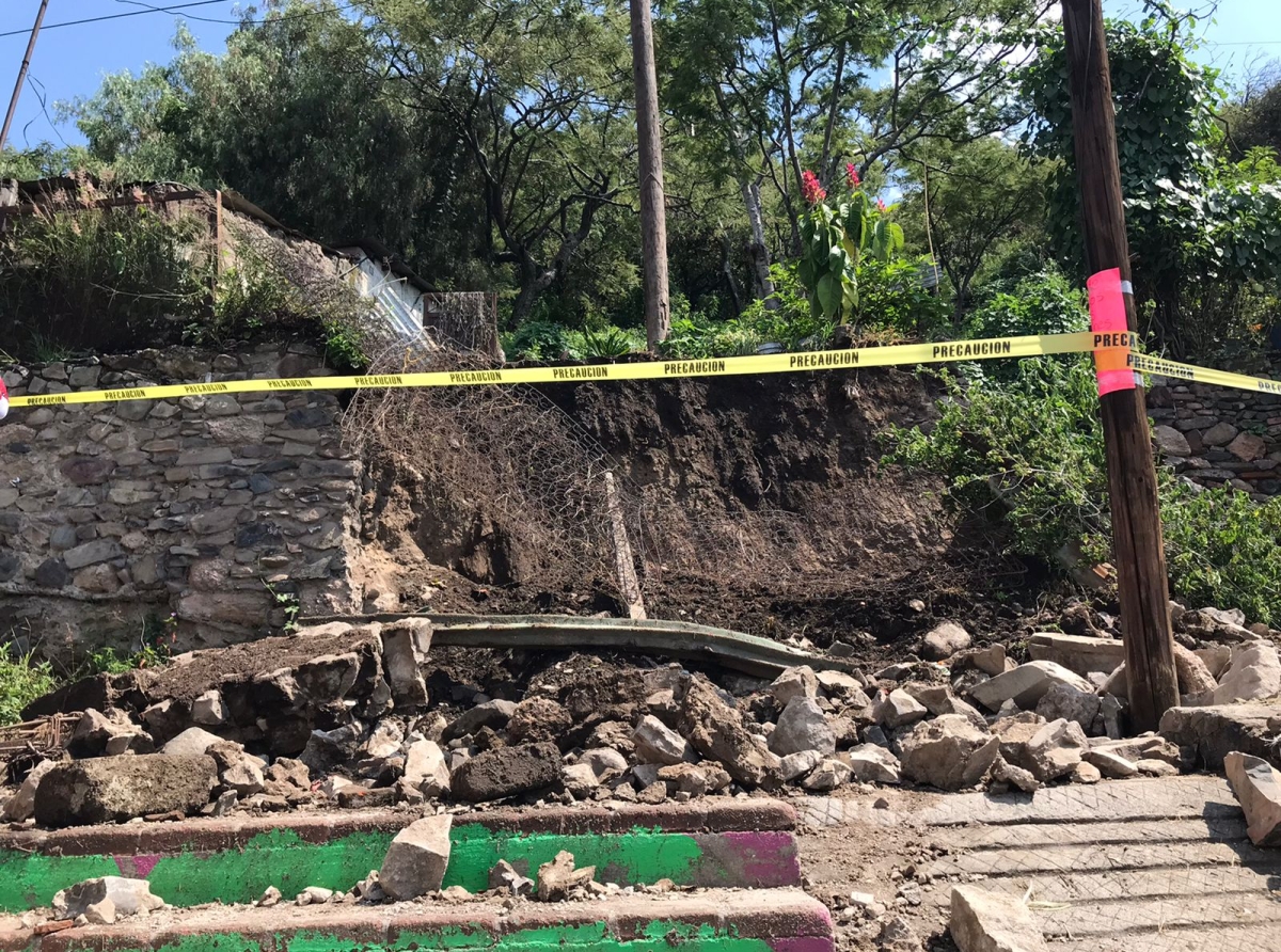 Se desploma barda de vivienda en el cerro de San Miguel en Atlixco