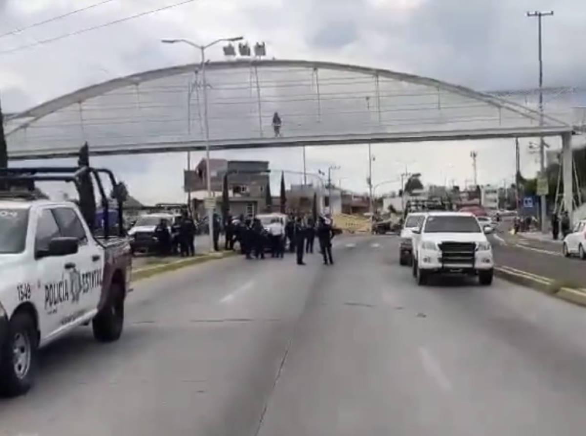 Habitantes de Tlaxcalancingo bloquean carretera federal Puebla-Atlixco